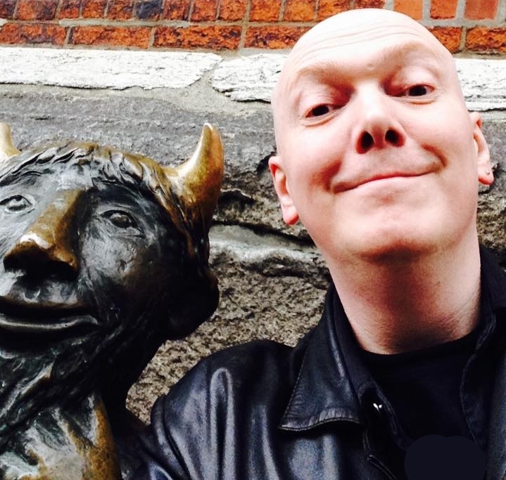 A selfie of Steve with a statue