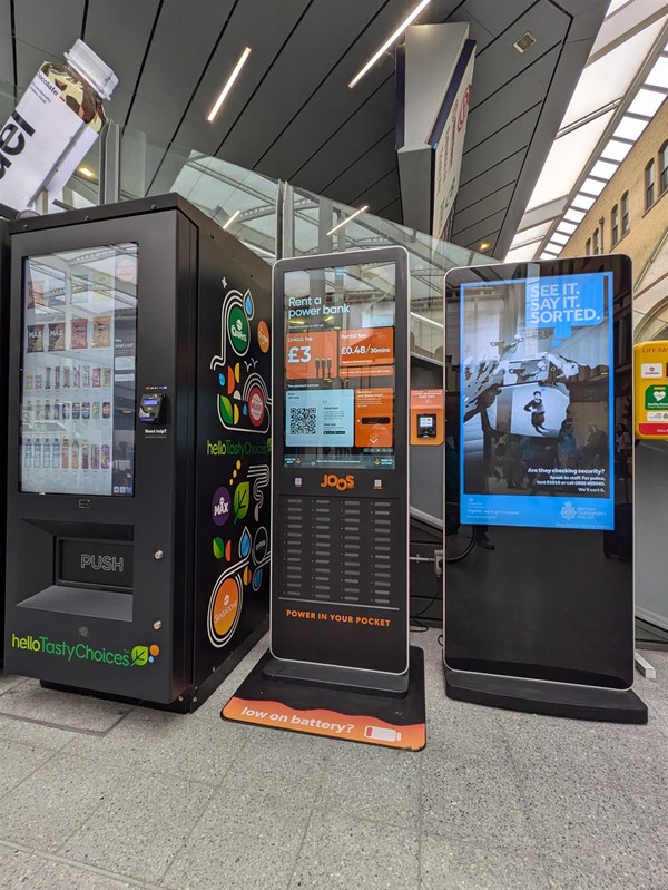 Image of a vending machine and external battery machine in the railway station.