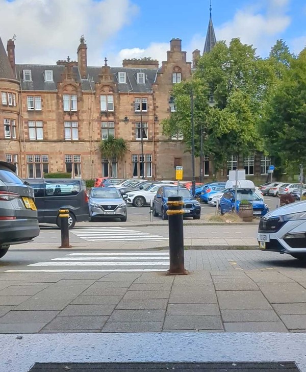 Image of the zebra crossing outside the train station.