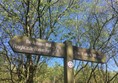 Sign showing the way to the fort and the Falkirk Wheel.