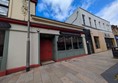 Image of the accessible entrance to Luna Rossa. The pavements are flat