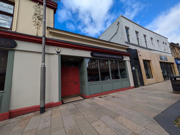 Image of the accessible entrance to Luna Rossa. The pavements are flat