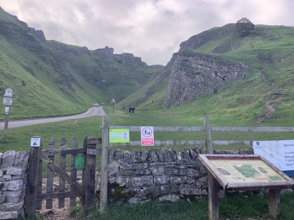 Information signs leading to pass