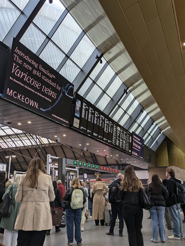 Image of station concourse and gates to platforms