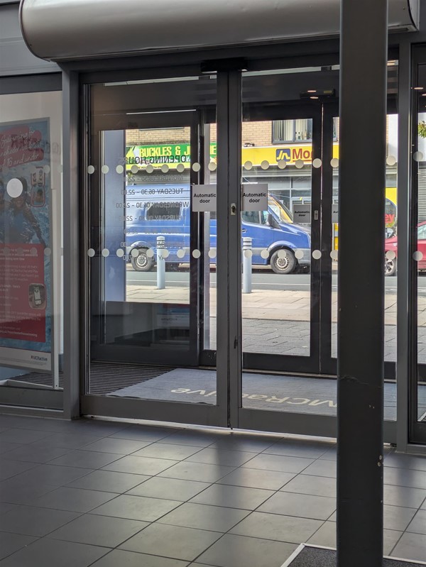 Image of the automatic doors at the entrance