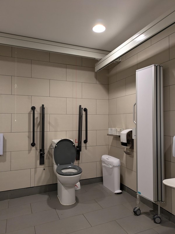 Image of contrasting toilet seat in Changing Places toilet