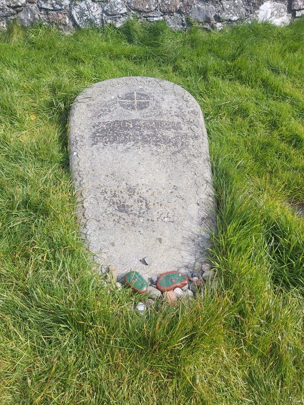 Image of the headstone of the grave of John Smith.