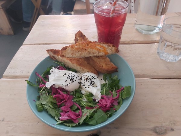 Image of a bowl of salad and toast on a table