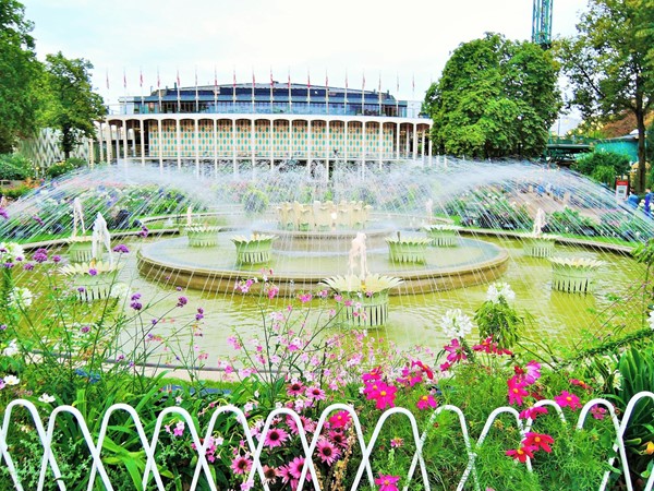 Gardens + fountain by the concert hall