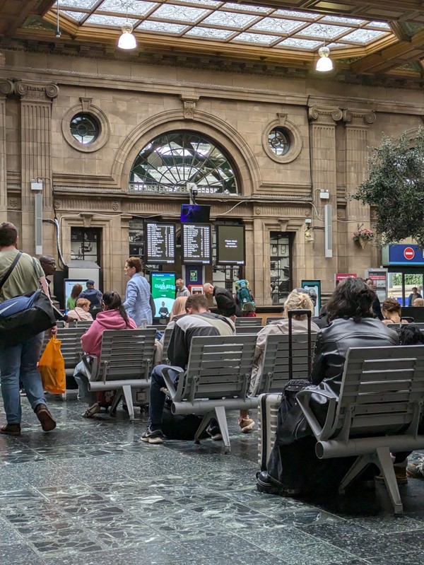 Image of the waiting area in the station