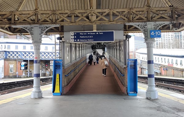 The steep pedestrian ramp from the platforms to the footbridge.