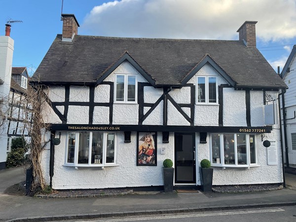 Picture of a cottage on the main road