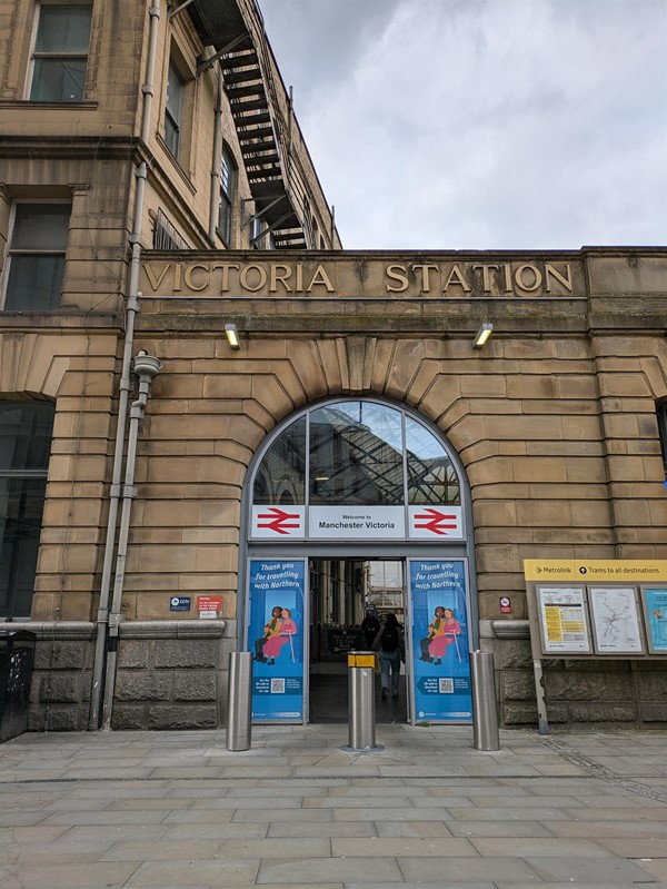 Image of the outside entrance to the railway station.