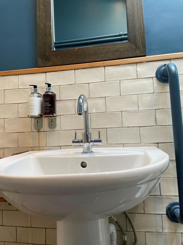 Basin with pointless mirror