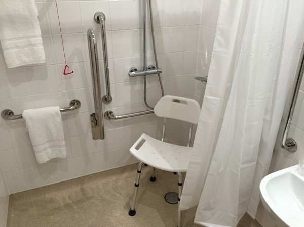 An accessible bedroom’s wet room