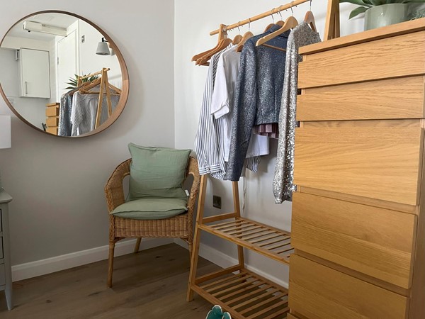 Image of the wardrobe stand in the accessible bedroom.
