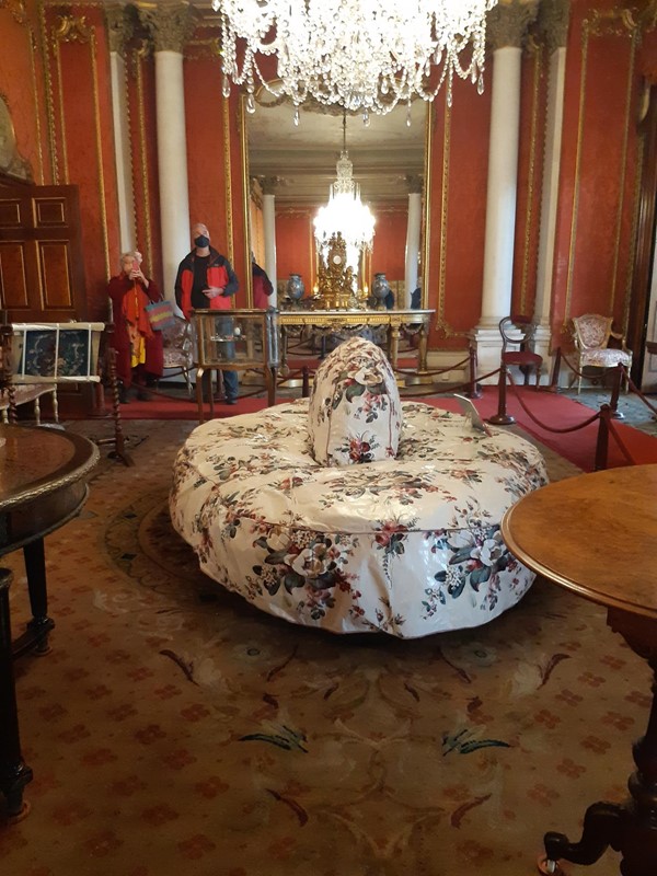 Picture of a round soft chair with a dome in the middle