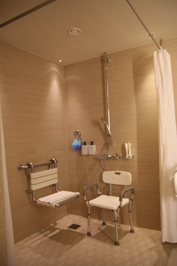 shower with extra supplied chair with arms