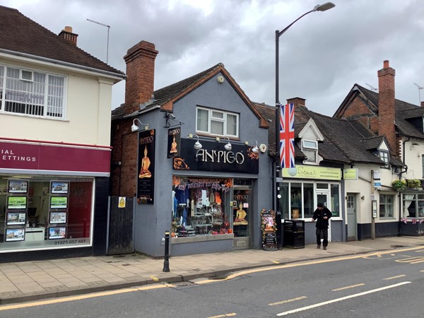 Picture of a street with shops in Kenilworth