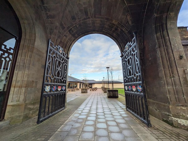 Image of gatehouse entrance to Cairn Lodge Services