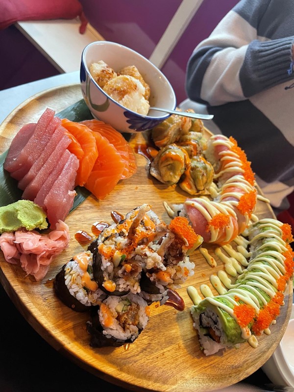 Image of a plate of sushi