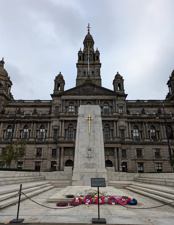 Image of monument and Glasgow City Chambers