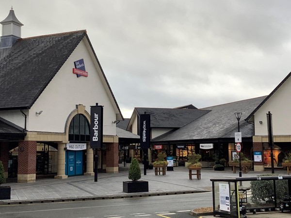 Retail outlet buildings