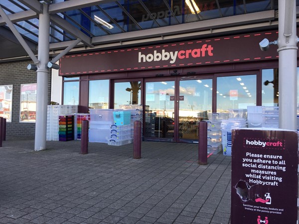 Image of the entrance to the shop with the set of automatic doors.