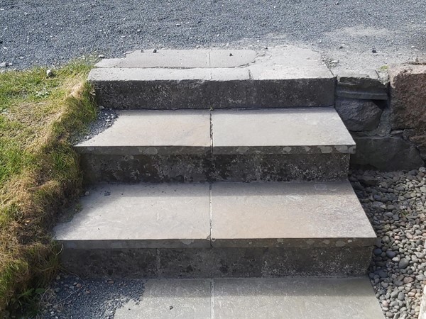 Image of three steps outside leading to the museum.