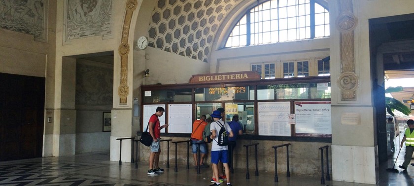 Piramide Metro Station