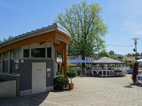 The accessible loo (just off Müggelheimer Straße & near the Schloss.