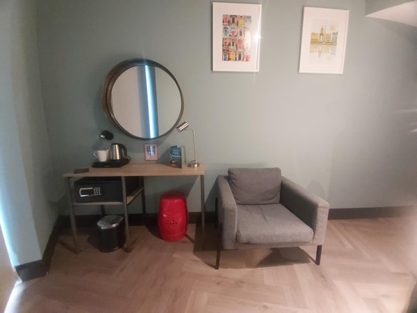 Image of a chair and a mirror in a room