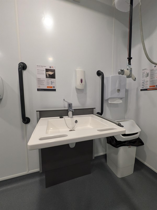 Image of adjustable sink with lever tap