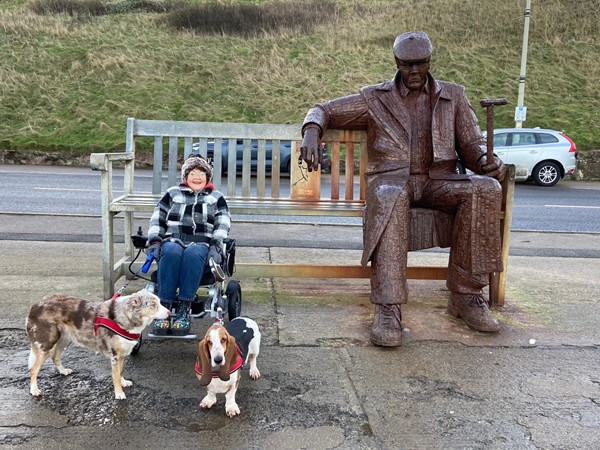 South Bay, Scarborough walkway by the sea. Im not tiny. The bloke is a massive sculpture!!🤣