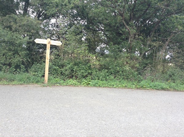 Picture of Abberton Reservoir Visitor Centre - Start of the footpath