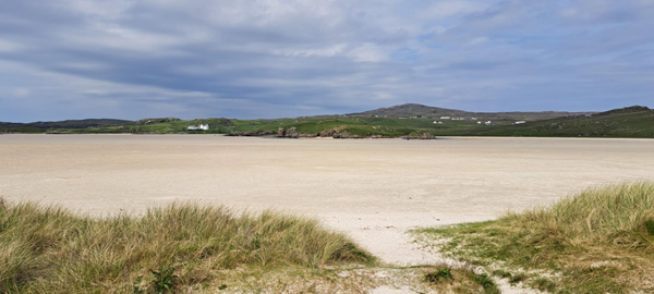 Showing how short  the whole path onto the Beach is.