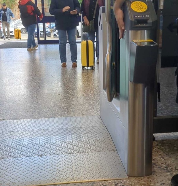 Image of the wheelchair barrier entrance.