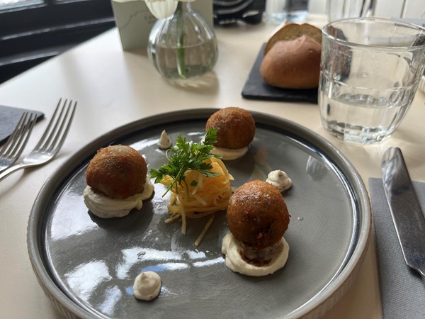 Image of my starter, Findlays of Portobello vegetarian haggis cannonballs with whisky cream.