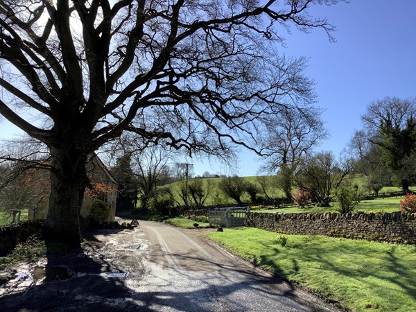 his region of the Cotswolds is that of open countryside, with gentle rolling slopes, dotted with a few typical honey coloured dwellings standing along narrow lanes, picturesque and productive