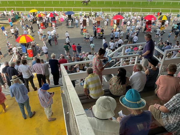 Image of some of the crowds at the racecourse.