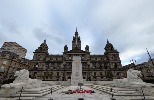 Image of monument and Glasgow City Chambers