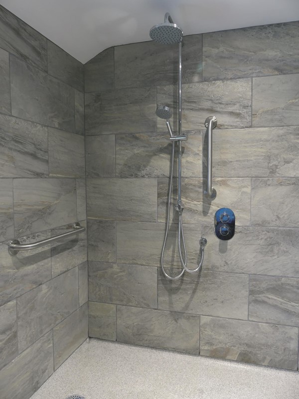 Double shower in wet room