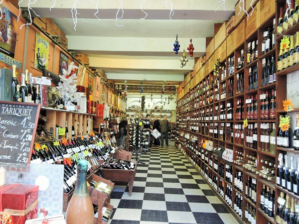 Caves Caprioglio, the wine shop opposite the street to the cathedral