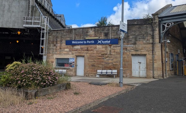 Image of the entrance to the train station.