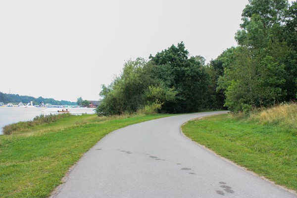 Concrete path around the last section towards the sailing club.