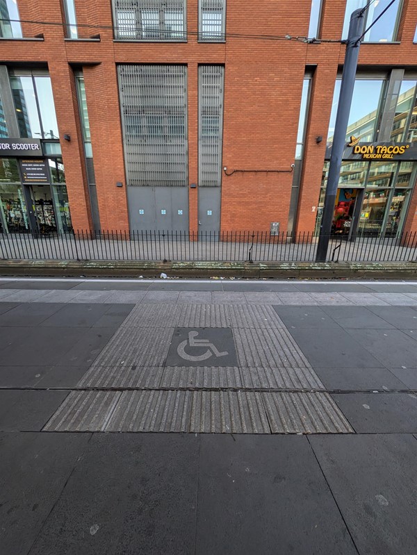 Image of the accessible boarding area of the platform